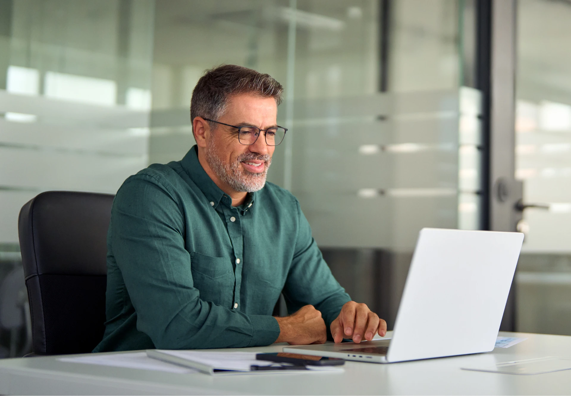 Man in green Shirt and glasses using Laptop with VARIOS AI